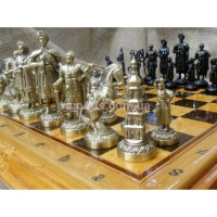 Шахматные фигуры с деревянной доской
